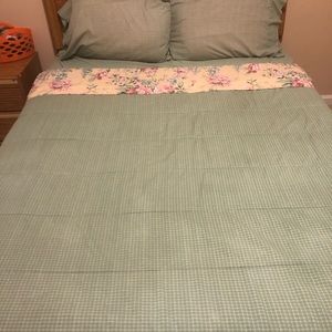 Queen-sized reversible comforter set
